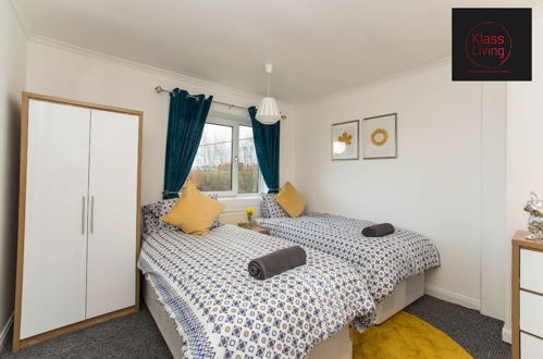 Photo 2 - Two Bedroom House by Klass Living Serviced Accommodation Hamilton - Kenmar House With Parking & WiFi