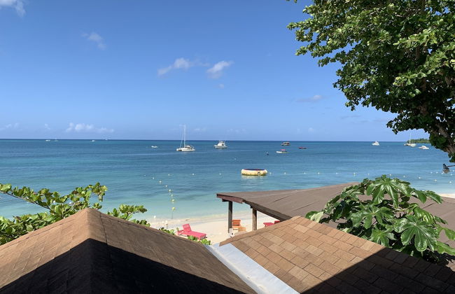 King Suite at Oceanview Resort in Jamaica - Enjoy 7 Miles Of White Sand Beach! 1 Bedroom Villa by RedAwning - Foto 1