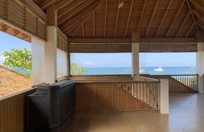 King Suite at Oceanview Resort in Jamaica - Enjoy 7 Miles Of White Sand Beach! 1 Bedroom Villa by RedAwning - Foto 12