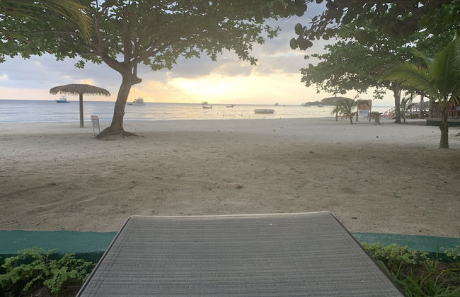 King Suite at Oceanview Resort in Jamaica - Enjoy 7 Miles Of White Sand Beach! 1 Bedroom Villa by RedAwning - Foto 19