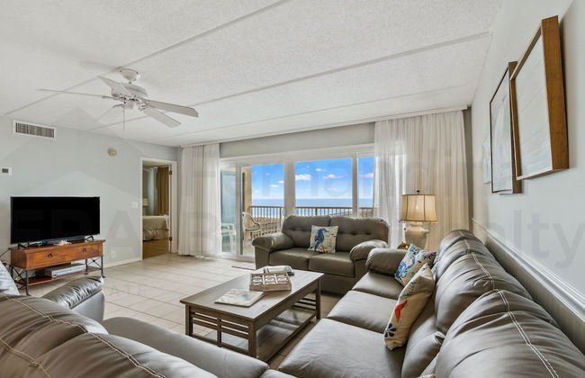 Convenience Direct Oceanfront Condo with Private Balcony by RedAwning - Foto 1