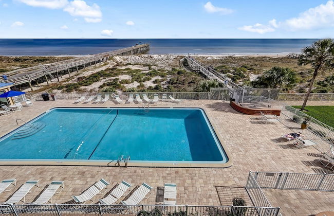 Convenience Direct Oceanfront Condo with Private Balcony by RedAwning - Foto 24