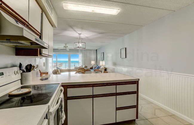 Convenience Direct Oceanfront Condo with Private Balcony by RedAwning - Foto 14