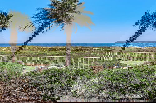 Foto 34 - Spacious Oceanfront Condo, Easy Access to Private Fishing Pier by RedAwning
