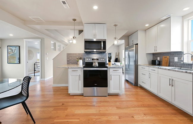 Bright and Stylish Home Great Central Location! - Photo 9