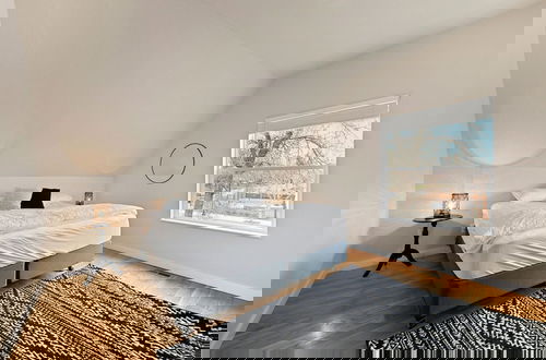 Photo 5 - Bright and Stylish Home Great Central Location!