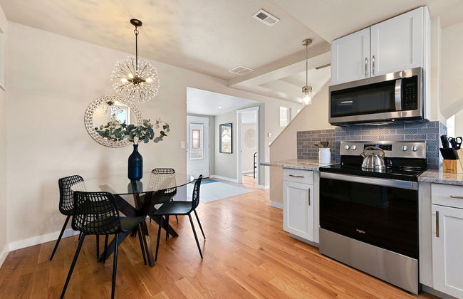 Bright and Stylish Home Great Central Location! - Photo 10