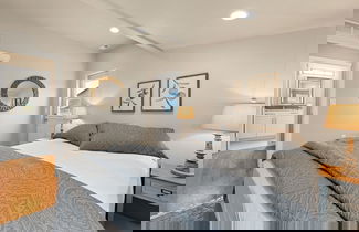 Photo 2 - Bright and Stylish Home Great Central Location!