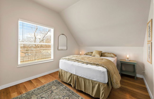 Bright and Stylish Home Great Central Location! - Photo 3