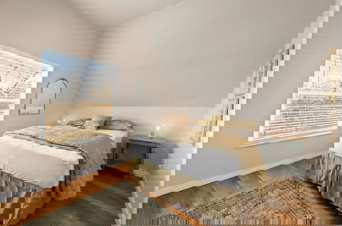Photo 3 - Bright and Stylish Home Great Central Location!