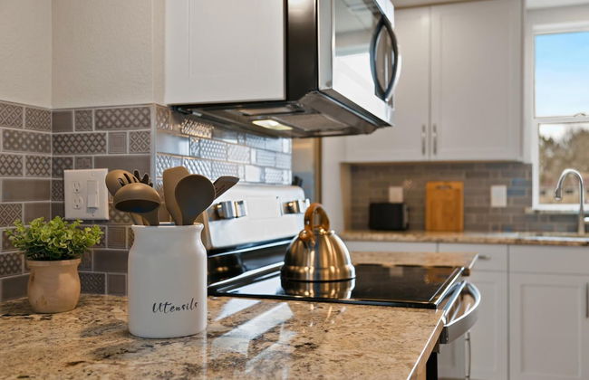 Bright and Stylish Home Great Central Location! - Photo 11