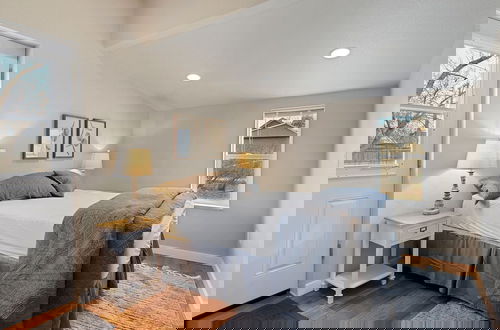 Photo 4 - Bright and Stylish Home Great Central Location!