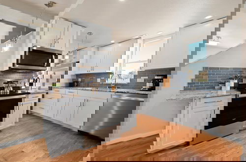 Photo 8 - Bright and Stylish Home Great Central Location!