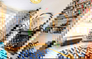 Foto 1 - Charming Acton Dollhouse