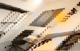 Foto 3 - Stylish & Modern Apartment