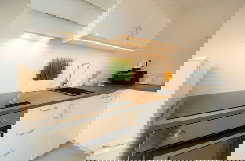 Foto 8 - Stylish & Modern Apartment