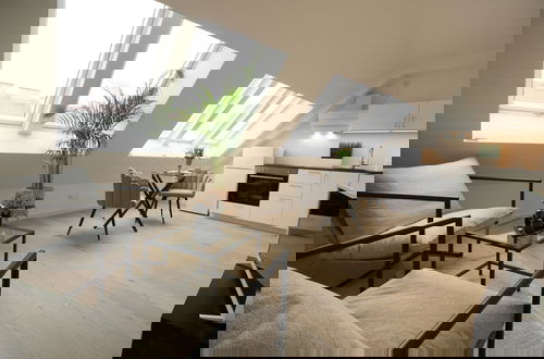Foto 9 - Stylish & Modern Apartment