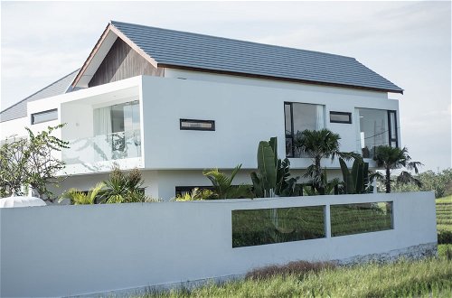 Foto 9 - Luxury Beachside Villa Modern in Canggu
