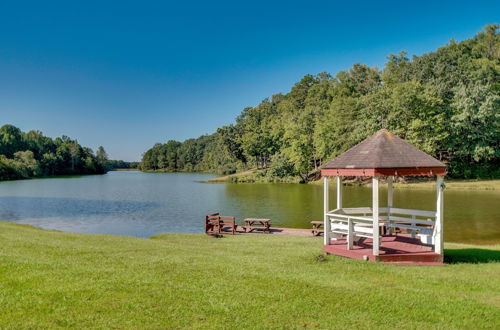 Foto 3 - Quaint Cabin w/ Pool + Lake Access, 7 Mi to Helen