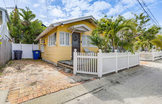 Foto 1 - Sunny Treasure Island Bungalow, 200 Steps to Beach