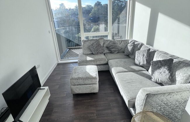 Remarkable 1-bed Apartment in London With Balcony - Photo 1