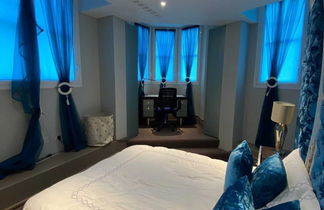 Photo 3 - Luxurious 2BD Flat Heart of London, Mayfair