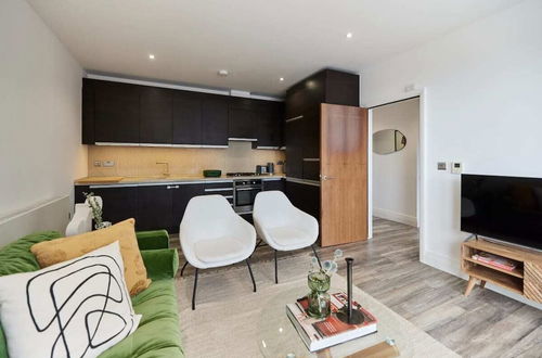 Photo 3 - The Wembley Hideaway - Bright 2bdr Flat