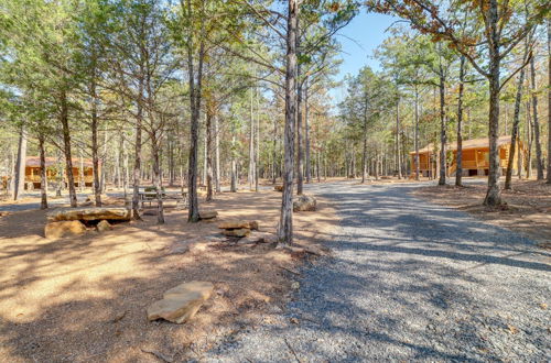 Foto 11 - Tumbling Shoals Cabin w/ Fire Pit: 1 Mi to Lake