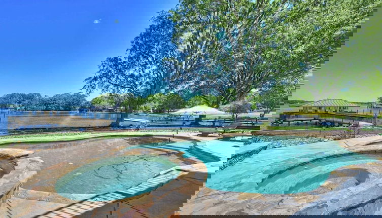 Foto 1 - Water, Water Everywhere by Avantstay Pool + Dock