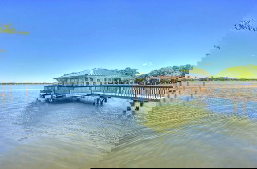 Foto 48 - Water, Water Everywhere by Avantstay Pool + Dock