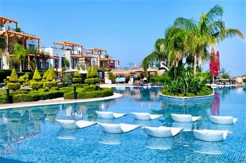 Foto 15 - Gorgeous Seafront Villa in a Prime Resort