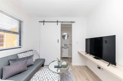 Photo 11 - Meticulous & Stylish Studio Apartment, Gardens