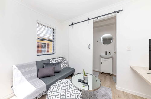 Photo 10 - Meticulous & Stylish Studio Apartment, Gardens