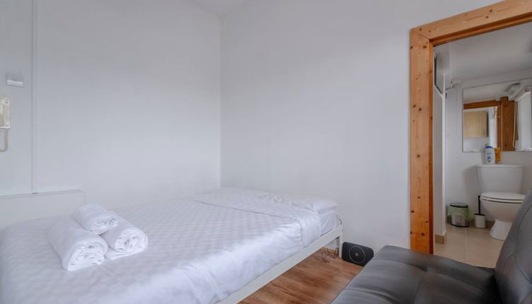 Photo 1 - Bright & Quaint Studio Flat - Hornsey