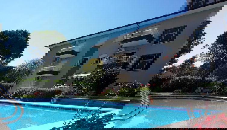 Foto 1 - Beachside Flat With Shared Pool