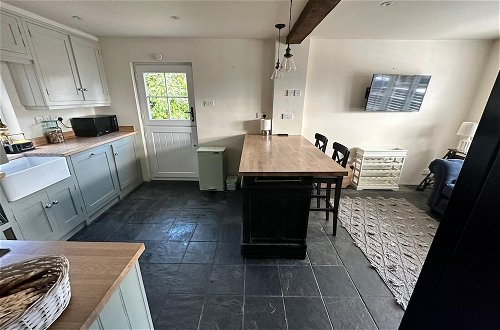 Photo 13 - Beautiful 4-bed Cottage in Heart of the Cotswolds