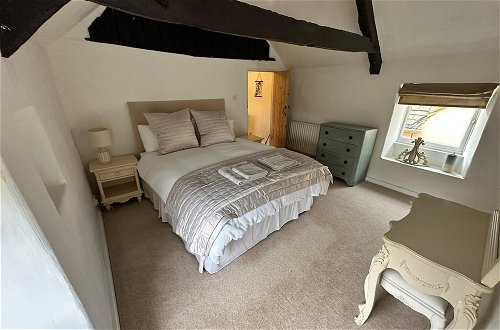 Photo 4 - Beautiful 4-bed Cottage in Heart of the Cotswolds