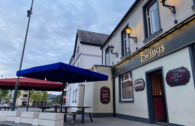 Ewings Bar & Self-Catering Accommodation - Foto 1