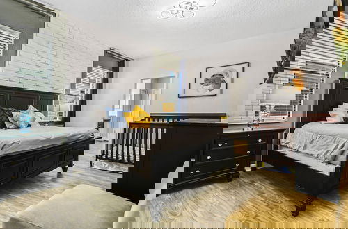 Foto 13 - Huge Home With Game Room & Theater Near Disney 1429