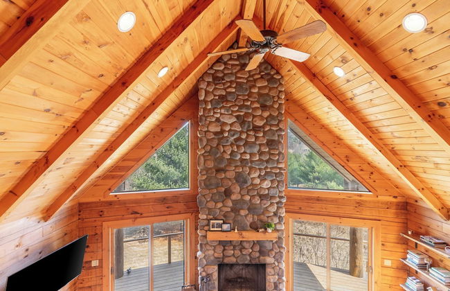 Secluded w/ Deck Views, Hot Tub, & Ping Pong Hudson in the Berks by Avantstay - Foto 20
