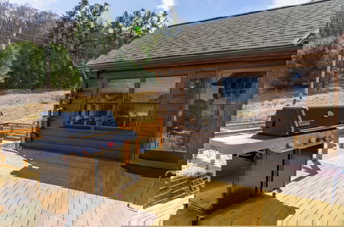 Foto 37 - Secluded w/ Deck Views, Hot Tub, & Ping Pong Hudson in the Berks by Avantstay