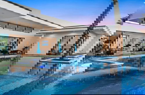 Foto 1 - Exclusive Stay w/ Pool, Hot Tub, Putting Green, Fire Pit Bravo by Avantstay