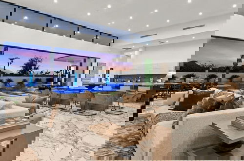 Foto 14 - Exclusive Stay w/ Pool, Hot Tub, Putting Green, Fire Pit Bravo by Avantstay