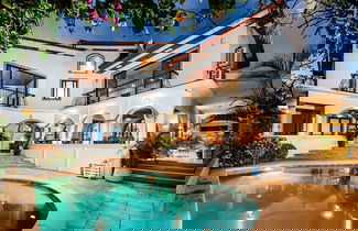 Photo 3 - Luxury Beachfront 5 Bedroom Villa on Famous Beach
