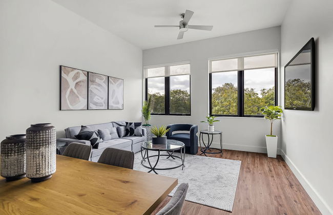 Upstay! New Renos Spacious Apartment Near Soco - Photo 8