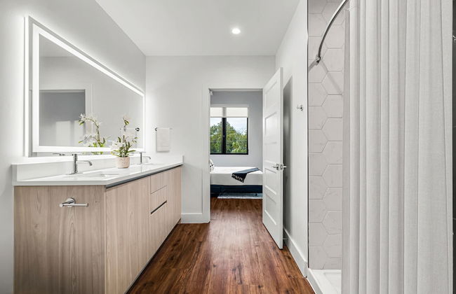 Upstay! New Renos Spacious Apartment Near Soco - Photo 16