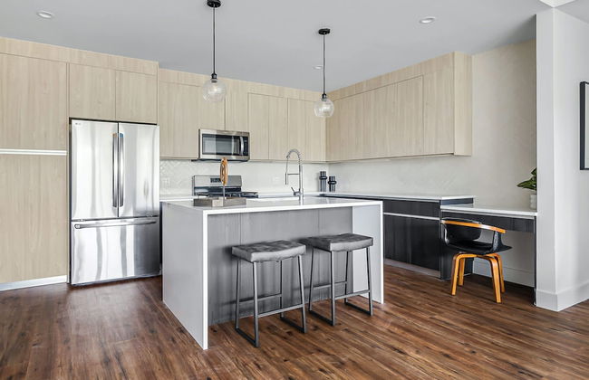 Upstay! New Renos Spacious Apartment Near Soco - Photo 2