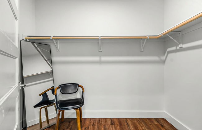 Upstay! New Renos Spacious Apartment Near Soco - Photo 18