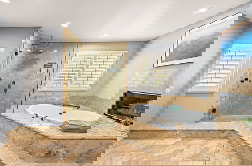 Foto 57 - Luxury Villa w Pool Garden Outdoor Lounge