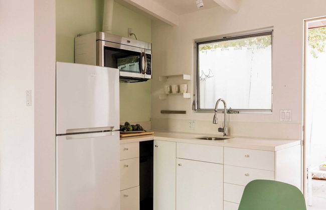 2 Rooms, Sleeps 8 Retro Hotel w/ Pool Wesley King Studio Buyout by Avantstay - Foto 7